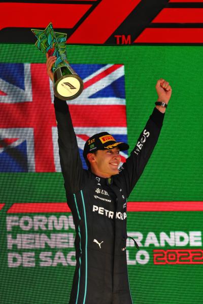 Pemenang balapan George Russell (GBR) Mercedes AMG F1 merayakan di podium. Kejuaraan Dunia Formula 1, Rd 21, Brasil