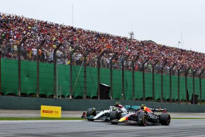 Lewis Hamilton (GBR ) Mercedes AMG F1 W13 dan Sergio Perez (MEX) Red Bull Racing RB18 berebut posisi. Formula 1 World