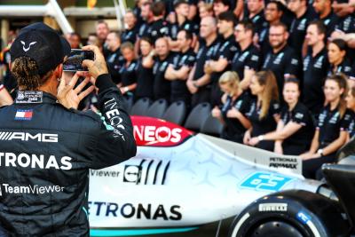 Lewis Hamilton (GBR ) Mercedes AMG F1 di foto tim. Kejuaraan Dunia Formula 1, Rd 22, Grand Prix Abu Dhabi, Yas