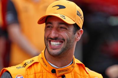 Daniel Ricciardo (AUS ) McLaren di foto tim. Kejuaraan Dunia Formula 1, Rd 22, Grand Prix Abu Dhabi, Yas Marina