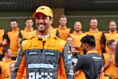 Daniel Ricciardo (AUS ) McLaren di foto tim.Kejuaraan Dunia Formula 1, Rd 22, Grand Prix Abu Dhabi, Yas Marina
