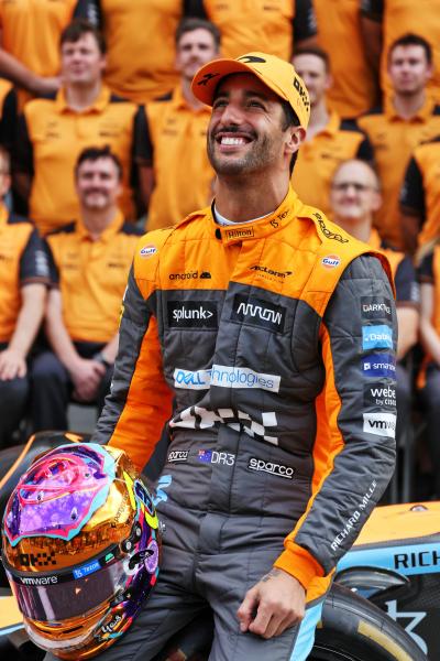 Daniel Ricciardo (AUS) McLaren at a team photograph. Formula 1 World Championship, Rd 22, Abu Dhabi Grand Prix, Yas Marina