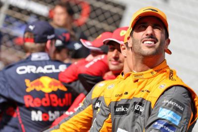 Daniel Ricciardo (AUS ) McLaren pada foto grup akhir musim pembalap. Formula 1 World Championship, Rd 22, Abu