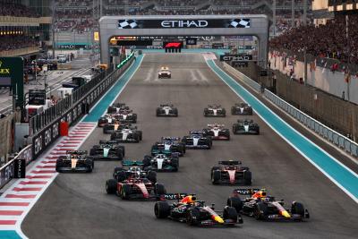 Max Verstappen (NLD) Red Bull Racing RB18 and Sergio Perez (MEX) Red Bull Racing RB18 lead at the start of the race.
