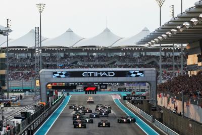 Max Verstappen (NLD) Red Bull Racing RB18 and Sergio Perez (MEX) Red Bull Racing RB18 lead at the start of the race.