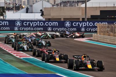 Max Verstappen (NLD) Red Bull Racing RB18 leads at the start of the race. Formula 1 World Championship, Rd 22, Abu Dhabi