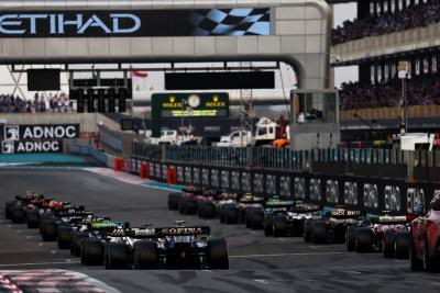 The start of the race. Formula 1 World Championship, Rd 22, Abu Dhabi Grand Prix, Yas Marina Circuit, Abu Dhabi, Race