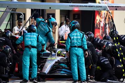 Lewis Hamilton (GBR) Mercedes AMG F1 W13 makes a pit stop. Formula 1 World Championship, Rd 22, Abu Dhabi Grand Prix, Yas