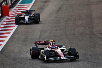 Guanyu Zhou (CHN ) Tim F1 Alfa Romeo C42. Kejuaraan Dunia Formula 1, Rd 22, Grand Prix Abu Dhabi, Sirkuit Yas Marina,