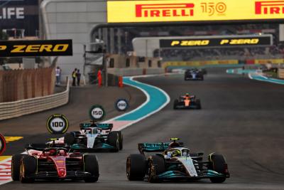 Carlos Sainz Jr ( eSP) Ferrari F1-75 dan Lewis Hamilton (GBR) Mercedes AMG F1 W13 bertarung memperebutkan posisi. Formula 1 World