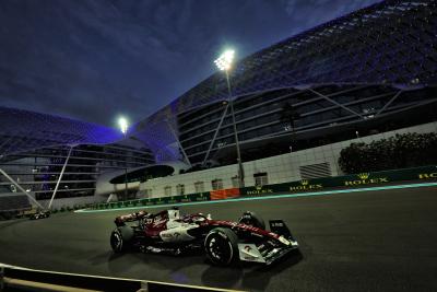 Valtteri Bottas (FIN ) Tim F1 Alfa Romeo C42. Kejuaraan Dunia Formula 1, Rd 22, Grand Prix Abu Dhabi, Yas Marina