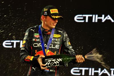 Pemenang lomba Max Verstappen (NLD) Red Bull Racing merayakan di podium. Formula 1 World Championship, Rd 22, Abu Dhabi