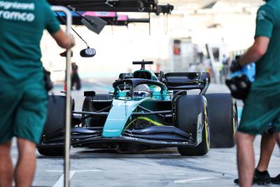 Fernando Alonso (ESP ) Aston Martin F1 Team AMR22. Tes Formula 1, Sirkuit Yas Marina, Abu Dhabi, Selasa.-