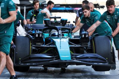 Fernando Alonso (ESP) Aston Martin F1 Team AMR22. Formula 1 Testing, Yas Marina Circuit, Abu Dhabi, Tuesday.-