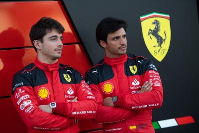 (L ke R ): Charles Leclerc (MON) Ferrari dengan rekan setimnya Carlos Sainz Jr (ESP) Ferrari. Formula 1 Testing, Sakhir, Bahrain,