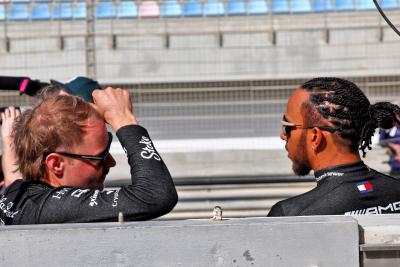 (L ke R ): Valtteri Bottas (FIN) Alfa Romeo F1 Team with Lewis Hamilton (GBR) Mercedes AMG F1. Formula 1 Testing, Sakhir,