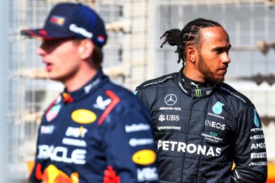 Lewis Hamilton (GBR) Mercedes AMG F1 dan Max Verstappen (NLD) Red Bull Racing. Pengujian Formula 1, Sakhir, Bahrain , Day