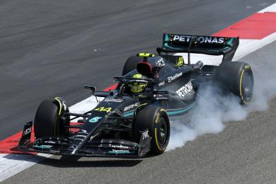 Lewis Hamilton (GBR) Mercedes AMG F1 W14 terkunci saat pengereman. Pengujian Formula 1, Sakhir, Bahrain, Hari Kedua.-