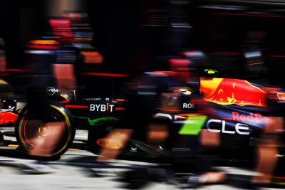 Sergio Perez (MEX) Red Bull Racing RB19 practices a pit stop. Formula 1 Testing, Sakhir, Bahrain, Day Three.
-