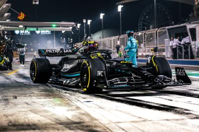 Lewis Hamilton (GBR ) Mercedes AMG F1 W14 berlatih pit stop. Pengujian Formula 1, Sakhir, Bahrain, Hari Ketiga.-