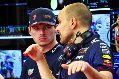 Max Verstappen (NLD) Red Bull Racing dengan Gianpiero Lambiase (ITA) Red Bull Racing Engineer. Kejuaraan Dunia Formula 1,