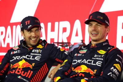 (L ke R ): Sergio Perez (MEX) Red Bull Racing dan rekan setimnya Max Verstappen (NLD) Red Bull Racing di pos kualifikasi FIA