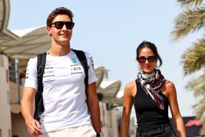 (L ke R ): George Russell (GBR) Mercedes AMG F1 dengan pacarnya Carmen Montero Mundt. Formula 1 World Championship, Rd