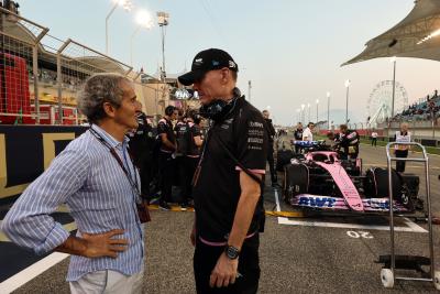 (L ke R ): Alain Prost (FRA) bersama Alan Permane (GBR) Alpine F1 Team Trackside Operations Director di grid. Formula 1