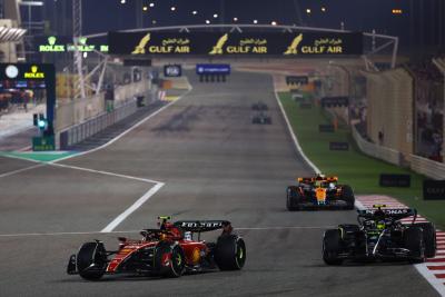 Carlos Sainz Jr ( ESP) Ferrari SF-23 dan Lewis Hamilton (GBR) Mercedes AMG F1 W14 memperebutkan posisi. Formula 1 World