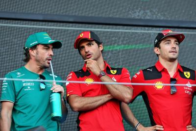 (L ke R ): Fernando Alonso (ESP) Tim F1 Aston Martin dengan Carlos Sainz Jr (ESP) Ferrari dan Charles Leclerc (MON) Ferrari pada