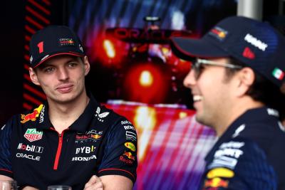 Max Verstappen (NLD ) Red Bull Racing dan rekan setimnya Sergio Perez (MEX) Red Bull Racing. Kejuaraan Dunia Formula 1, Rd 2,