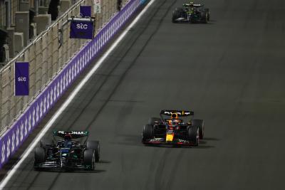 George Russell (GBR ) Mercedes AMG F1 W14 memimpin Max Verstappen (NLD) Red Bull Racing RB19. Kejuaraan Dunia Formula 1, Rd