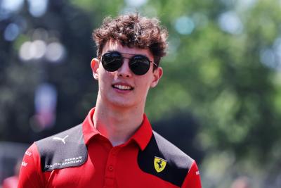 Oliver Bearman (GBR) Ferrari Academy Driver berjalan di sirkuit. Kejuaraan Dunia Formula 1, Rd 4, Grand Prix Azerbaijan,