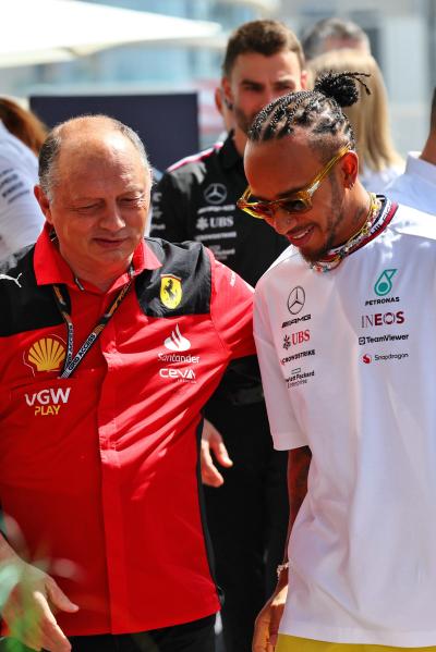 (L ke R ): Frederic Vasseur (FRA) Kepala Tim Ferrari bersama Lewis Hamilton (GBR) Mercedes AMG F1. Formula 1 Dunia