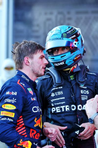 (L ke R ): Max Verstappen (NLD) Red Bull Racing dan George Russell (GBR) Mercedes AMG F1 mendiskusikan balapan Sprint di parc