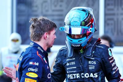(L ke R ): Max Verstappen (NLD) Red Bull Racing dan George Russell (GBR) Mercedes AMG F1 mendiskusikan balapan Sprint di parc