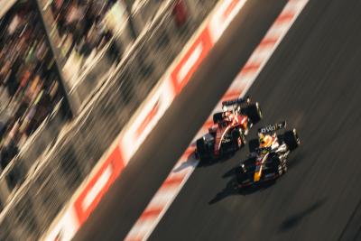 Sergio Perez (MEX ) Red Bull Racing RB19 dan Charles Leclerc (MON) Ferrari SF-23 bertarung untuk memimpin balapan Sprint.