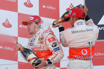 Fernando Alonso (ESP ) McLaren MP4/22, Lewis Hamilton (GBR) McLaren MP4/22, F1 Inggris, Silverstone, 6-8 Juli,