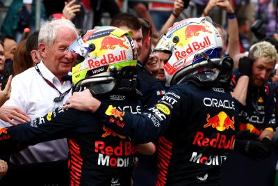 (L ke R ): Pemenang lomba Sergio Perez (MEX) Red Bull Racing dan posisi kedua rekan setimnya Max Verstappen (NLD) Red Bull Racing