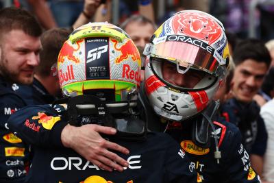 (L ke R ): Pemenang balapan Sergio Perez (MEX) Red Bull Racing merayakan dengan rekan setimnya yang berada di posisi kedua Max Verstappen (NLD) Red