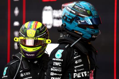 (L ke R ): Lewis Hamilton (GBR) Mercedes AMG F1 dan George Russell (GBR) Mercedes AMG F1 di parc ferme. Formula 1 World