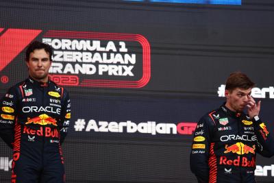 (Kiri ke Kanan): Pemenang balapan Sergio Perez (MEX) Red Bull Racing dengan rekan setimnya di posisi kedua Max Verstappen (NLD) Red Bull Racing