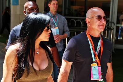 Jeff Bezos (USA) Amazon Executive Chairman ei bersama pacarnya Lauren Sanchez, pembawa acara TV. Formula 1 World Championship,