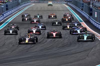 Sergio Perez (MEX) Red Bull Racing RB19 leads at the start of the race. Formula 1 World Championship, Rd 5, Miami Grand
