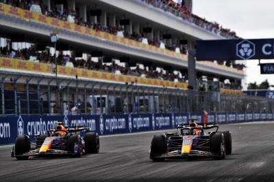 (L ke R ): Sergio Perez (MEX) Red Bull Racing RB19 dan Max Verstappen (NLD) Red Bull Racing RB19 bertarung untuk memimpin