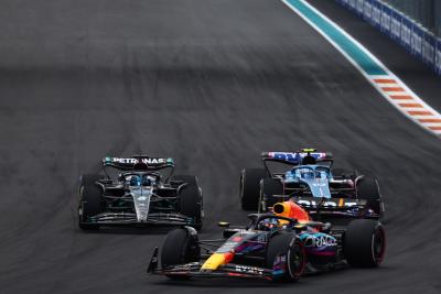 Max Verstappen (NLD ) Red Bull Racing RB19 memimpin pertempuran George Russell (GBR) Mercedes AMG F1 W14 dan Pierre Gasly (FRA)