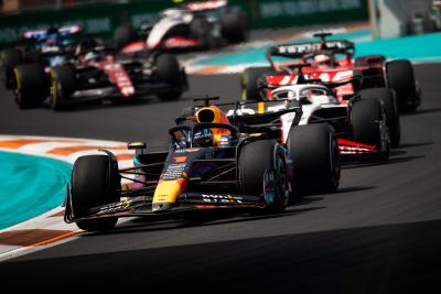 Max Verstappen (NLD ) Red Bull Racing RB19 di awal balapan. Formula 1 World Championship, Rd 5, Miami Grand Prix,