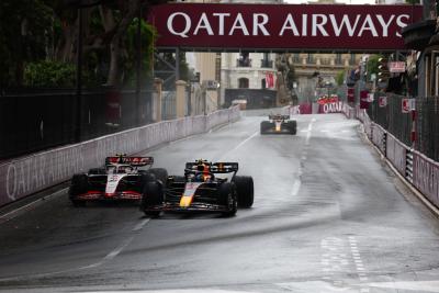 Sergio Perez (MEX ) Red Bull Racing RB19 dan Nico Hulkenberg (GER) Haas VF-23 bertarung memperebutkan posisi. Formula 1 World