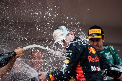 Pemenang lomba Max Verstappen (NLD) Red Bull Racing merayakannya di atas podium. Formula 1 World Championship, Rd 7, Monaco