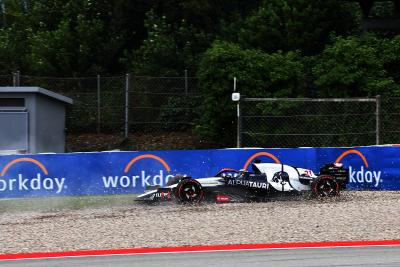 Nyck de Vries (NLD) AlphaTauri AT04 spins off during qualifying. Formula 1 World Championship, Rd 8, Spanish Grand Prix,